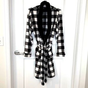 CERVANTES | Women’s Black & White Checkered Pattern Tie Fuzzy Neck Robe, S/M